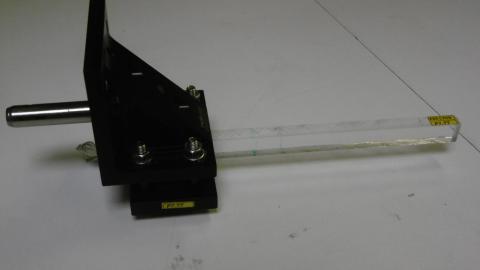 Poutre (barreau) en Plexiglasss 215 x 15 x 10 mm fixé sur support à machoirs