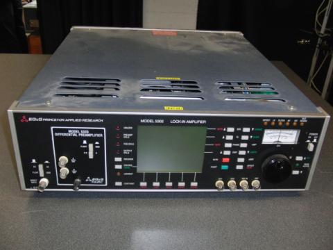 Amplificateur à détection synchrone (Lock-In Amplifier) modèle 5302 Amplificateur à détection synchrone (Lock-In Amplifier) modèle 5302