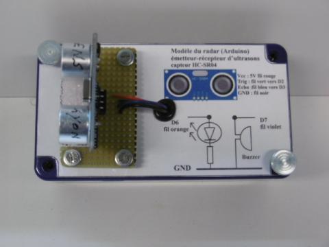 Emetteur-récepteur d'ultrasons + buzzer sur boîtier bleu → modèle du radar avec Arduino