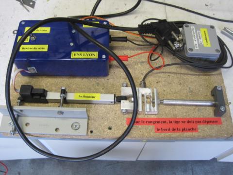 Appareil pour étude du frottement de glissement - Stick-slip - actionneur linéaire 0-5V 8mm/s  Course de 50 mm - capteur de force KD40S - 10 N + tige avec crochet - module conditionneur GSV - Sortie analogique +/- 10 V